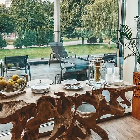 Metropol Palace, Hotel